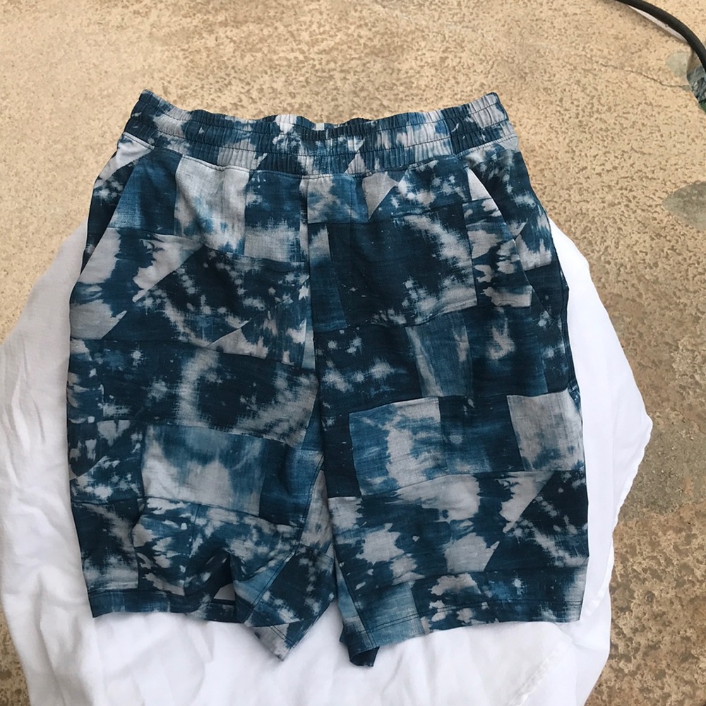 Lululemon lined shorts elastic waist and drawstring sized XS. 9’ inseam